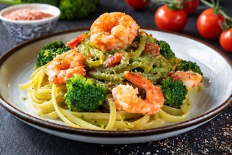 Tagliarini in salsa allo zafferano con gamberoni e broccoli